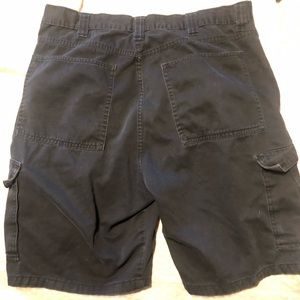 Black men’s Wrangler cargo shorts